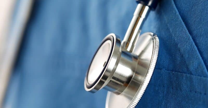 Tête de stéthoscope allongée sur la poitrine du médecin thérapeute médecine
