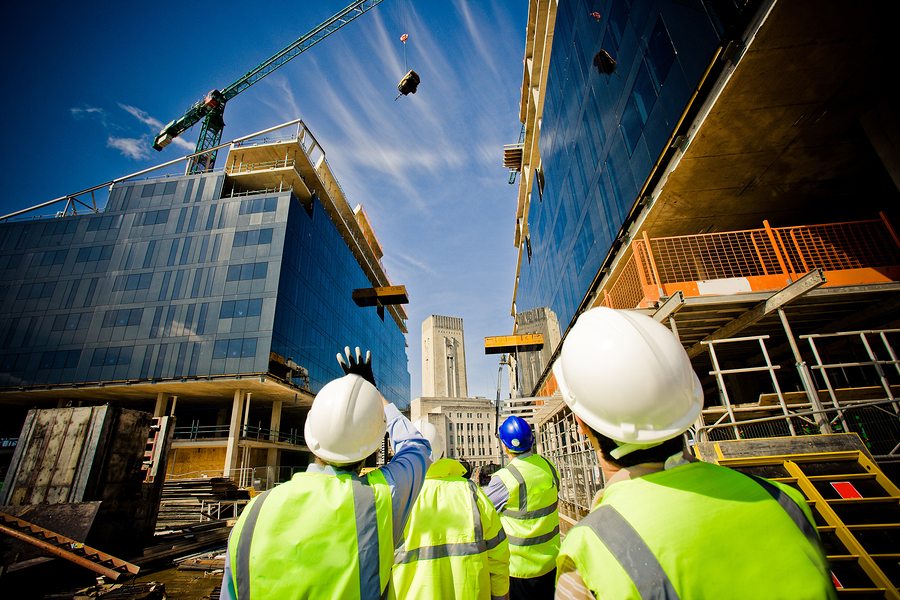 Gebäude im Bau mit Arbeitern