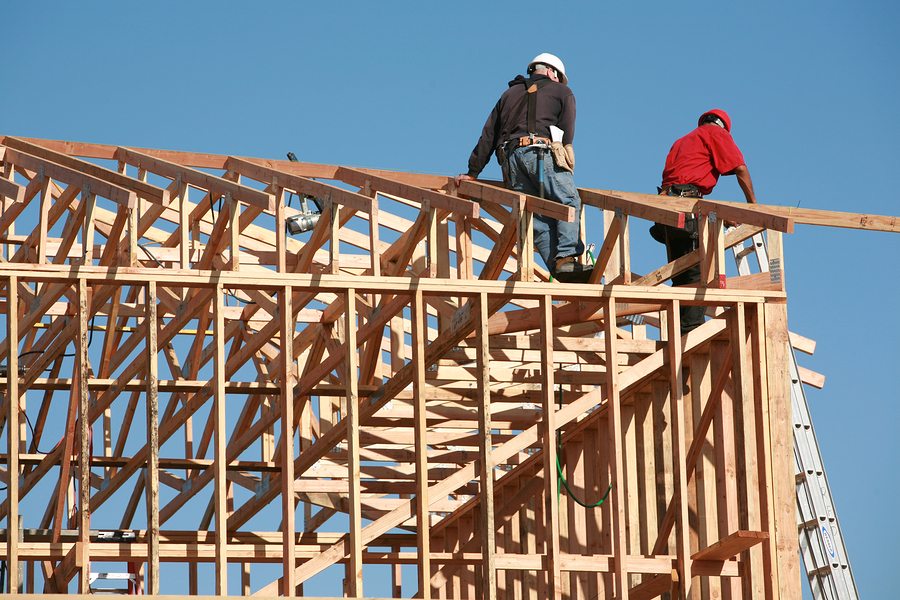 trabajadores de la construcción no identificables trabajan en la elaboración de un edificio